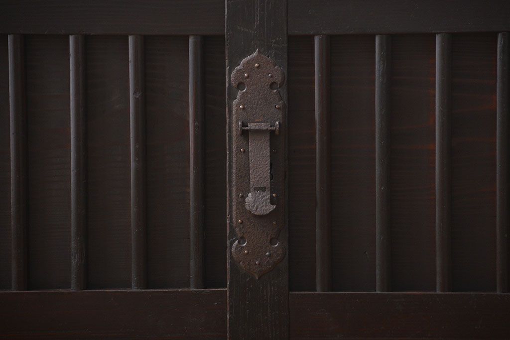 アンティーク家具　古民具・骨董　脚付き　水屋箪笥ローボード(テレビ台、キャビネット、収納棚)