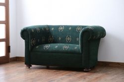 アンティーク家具　イギリスアンティーク　ラグジュアリー感溢れる上品なソファ