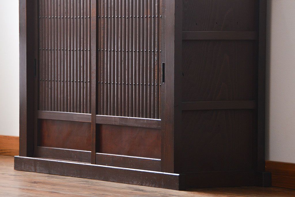 アンティーク家具　古民具・骨董　丸桟引き戸の四尺水屋箪笥サイドボード