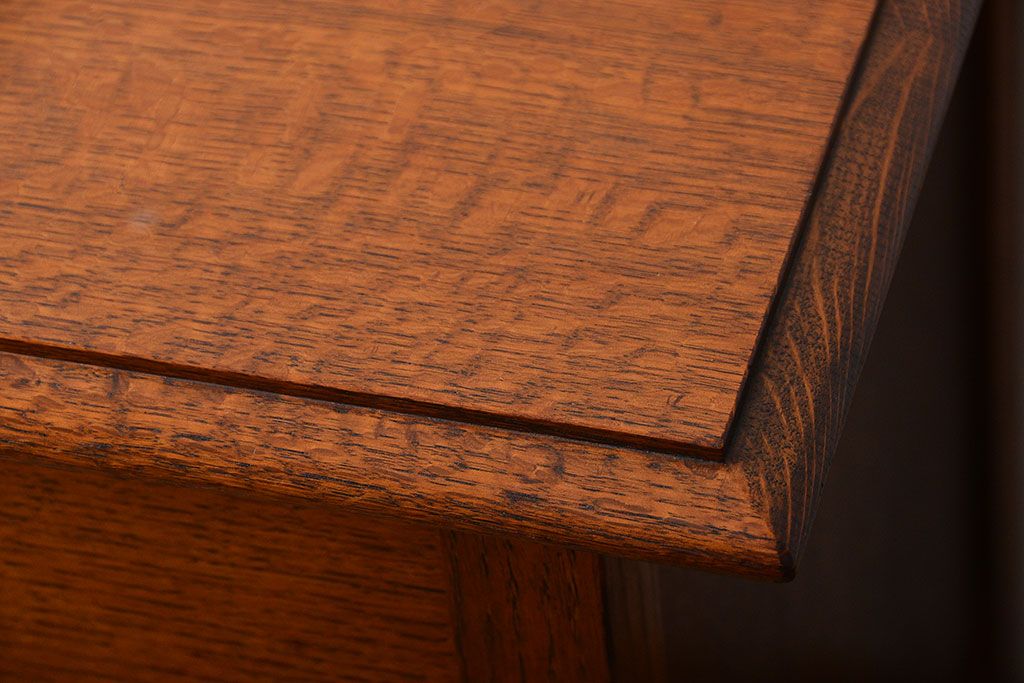 アンティーク雑貨　イギリスアンティーク　オーク材の小振りなベッドサイドテーブル