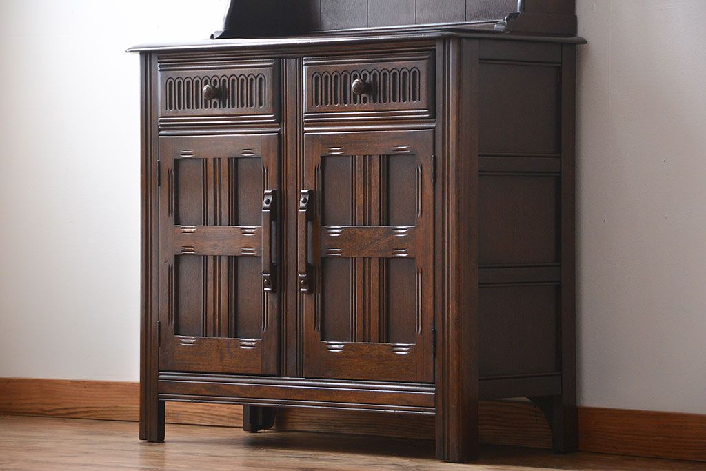 ヴィンテージ家具　イギリスビンテージ　エルム材の優雅なカップボード