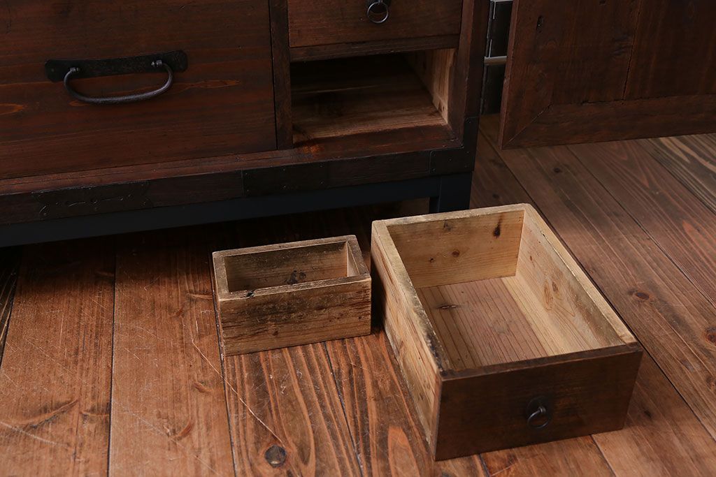 アンティーク家具　脚付き　観音開き時代箪笥ローボード