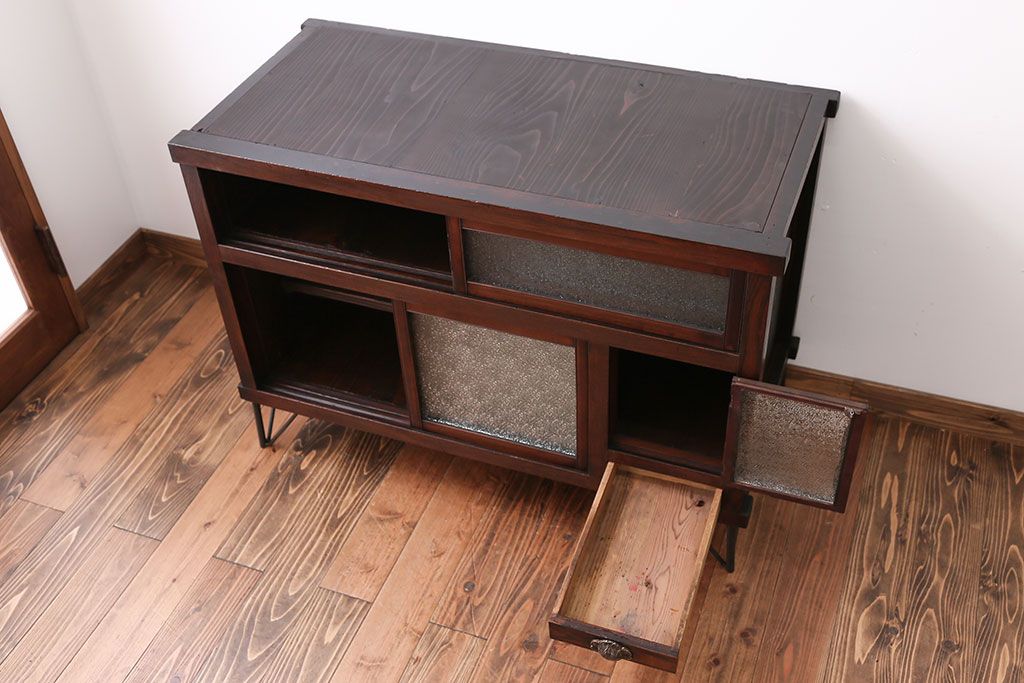 アンティーク家具　欅材!鉄脚付きダイヤガラス戸棚