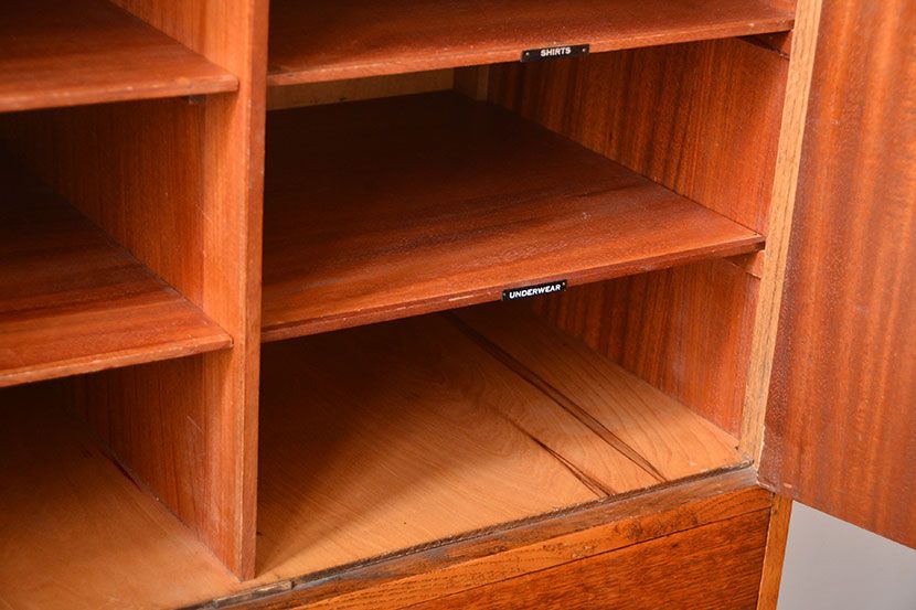 アンティーク家具　イギリスアンティーク　扉付きチェスト