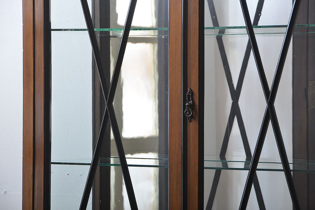 アンティーク家具　イギリスアンティーク　内部の背面が鏡のお洒落なキャビネット