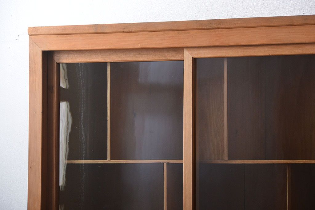 アンティーク家具　収納力抜群!4枚引き戸のナチュラルな薄型収納棚