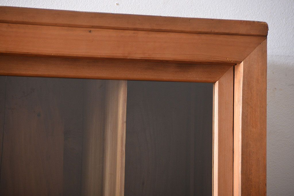 アンティーク家具　収納力抜群!4枚引き戸のナチュラルな薄型収納棚