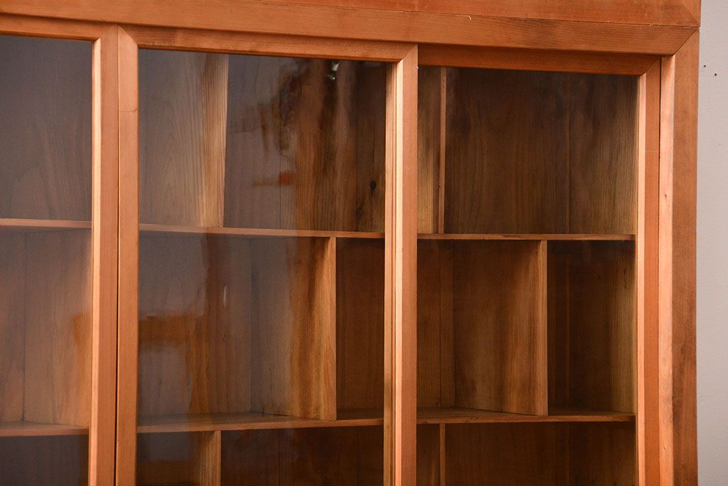 アンティーク家具　収納力抜群!4枚引き戸のナチュラルな薄型収納棚
