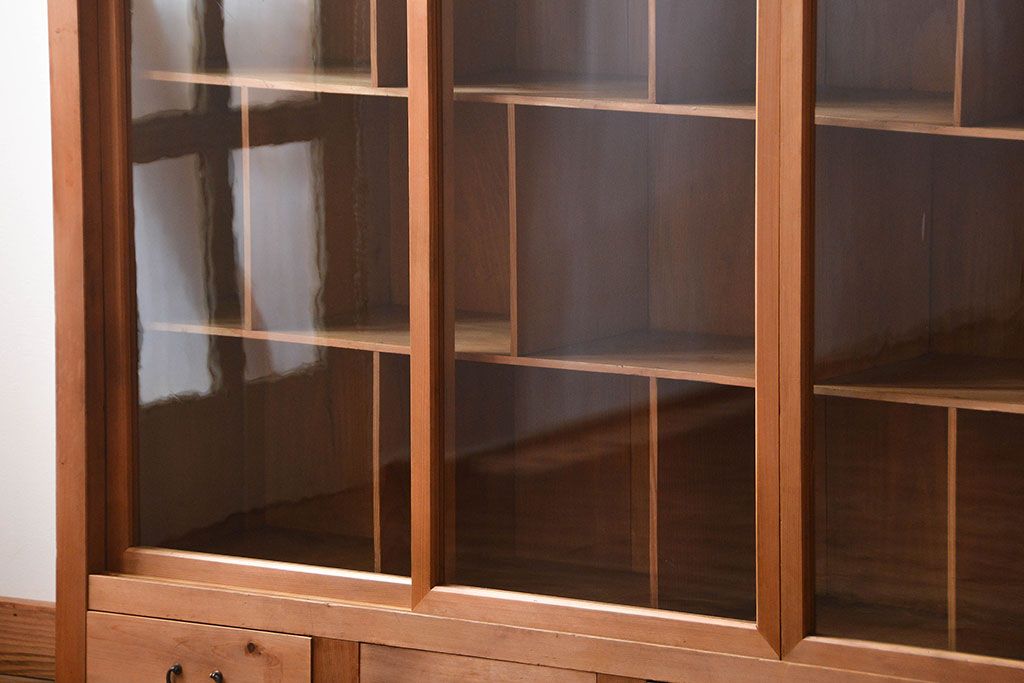 アンティーク家具　収納力抜群!4枚引き戸のナチュラルな薄型収納棚