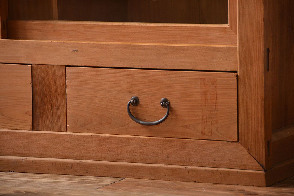 アンティーク家具　収納力抜群!4枚引き戸のナチュラルな薄型収納棚