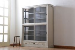 アンティーク家具　アンティークペイント　シンプルな引き戸収納棚(食器棚、飾り棚、陳列棚)