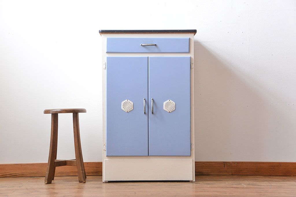 ヴィンテージ家具　イギリスビンテージ　レトロでかわいいキャビネット