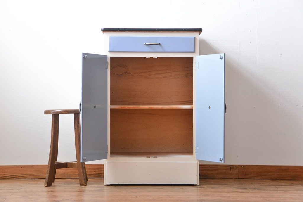 ヴィンテージ家具　イギリスビンテージ　レトロでかわいいキャビネット