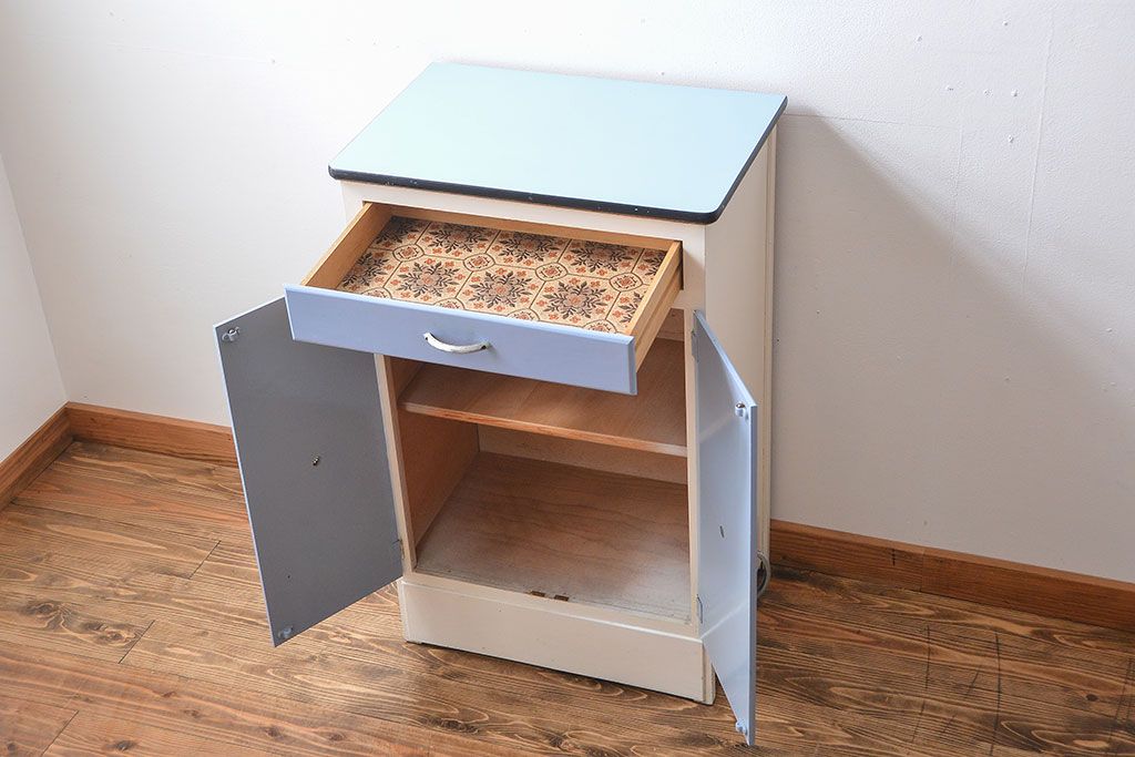 ヴィンテージ家具　イギリスビンテージ　レトロでかわいいキャビネット
