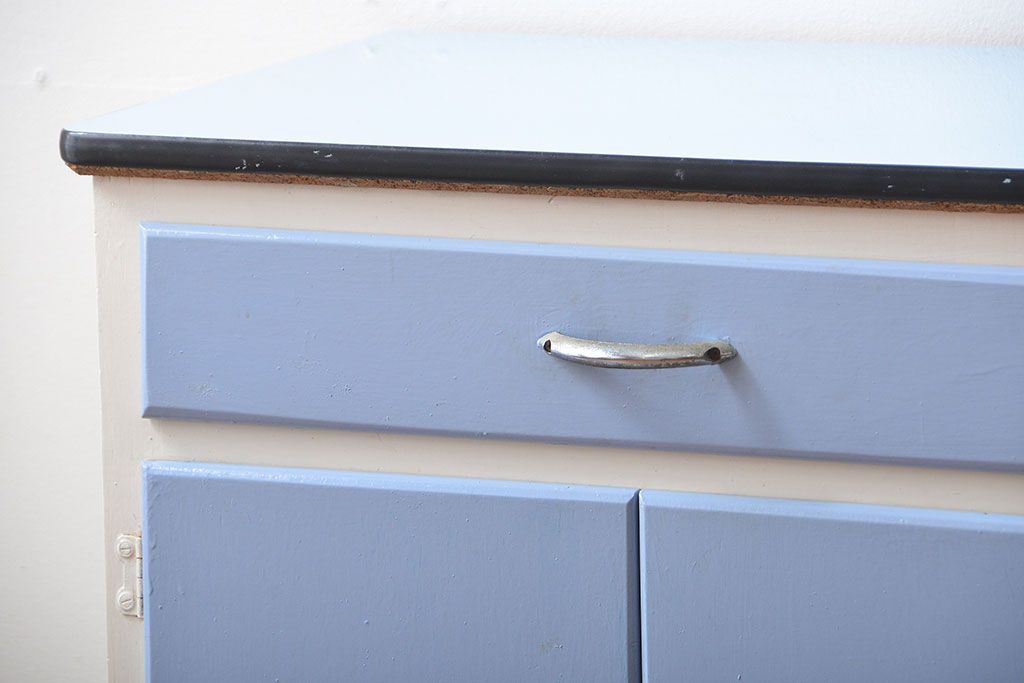 ヴィンテージ家具　イギリスビンテージ　レトロでかわいいキャビネット