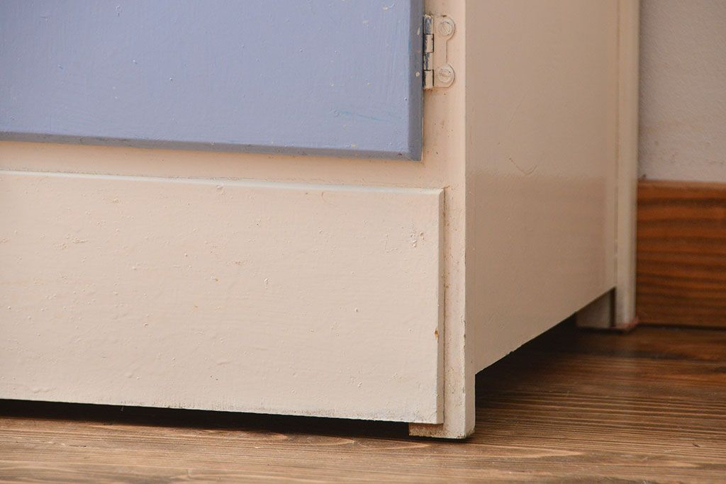 ヴィンテージ家具　イギリスビンテージ　レトロでかわいいキャビネット