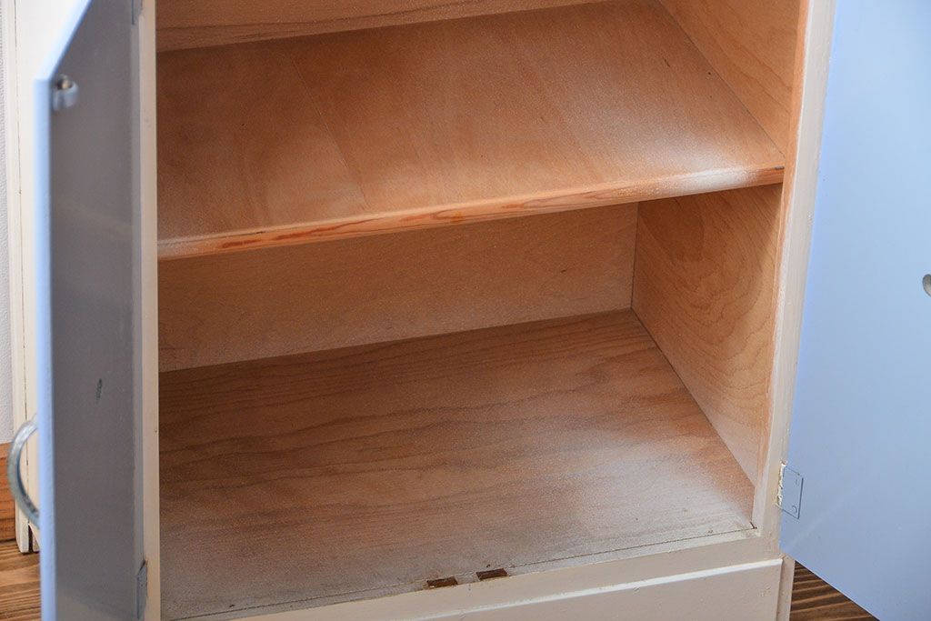 ヴィンテージ家具　イギリスビンテージ　レトロでかわいいキャビネット