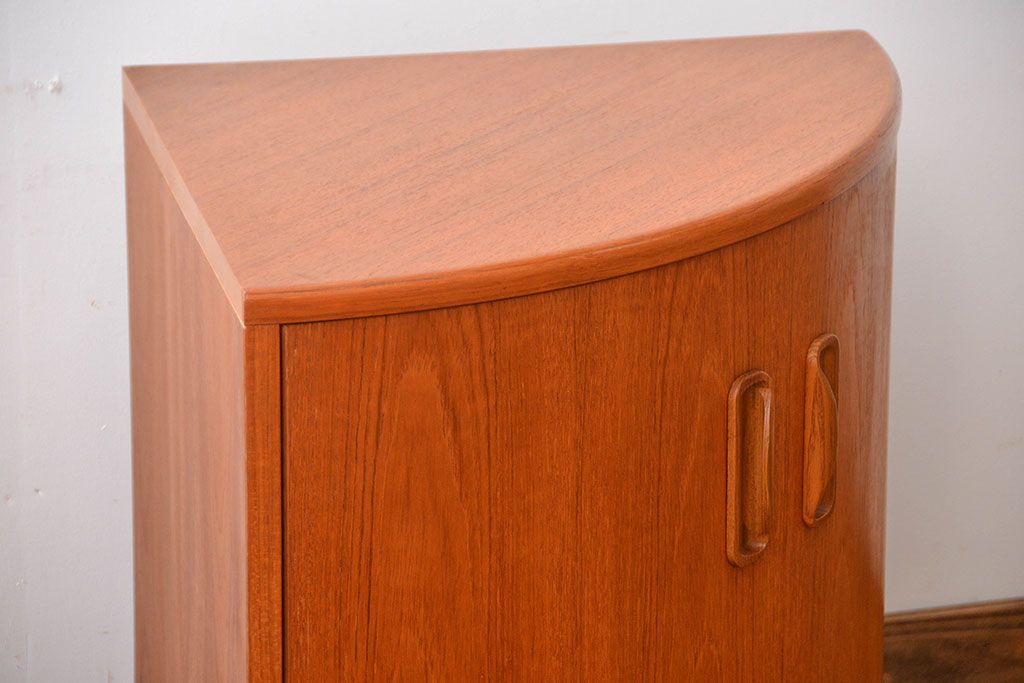 北欧家具　扉付きコーナーキャビネット