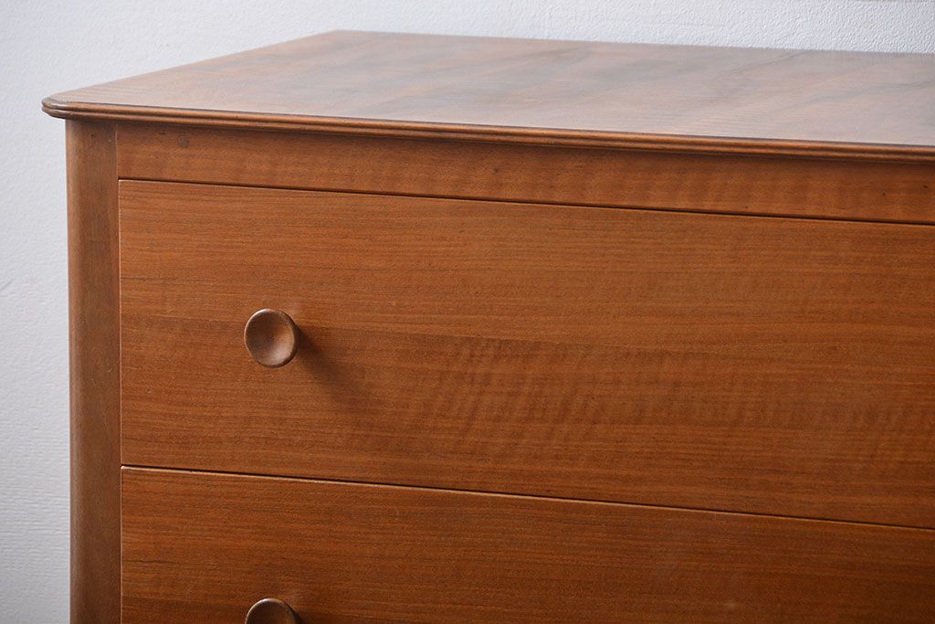 ヴィンテージ家具　北欧ビンテージ　シンプルな脚付きチェスト