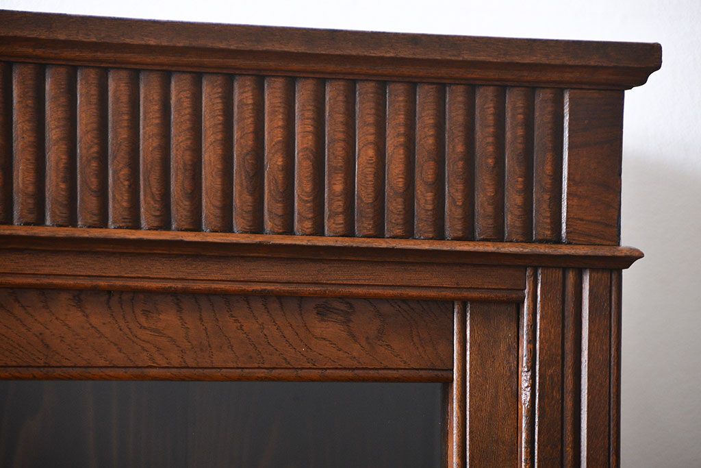 アンティーク家具　大正ロマン　ガラス引き戸付き古い木製の大きな収納棚