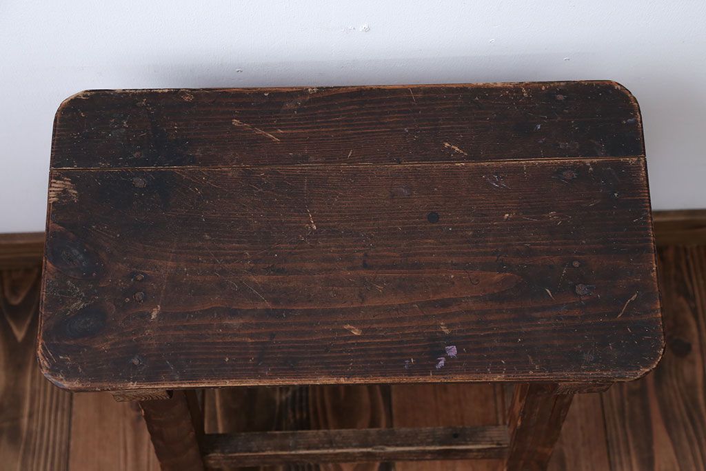 アンティーク家具　アンティーク　古い木のスツール(踏み台)