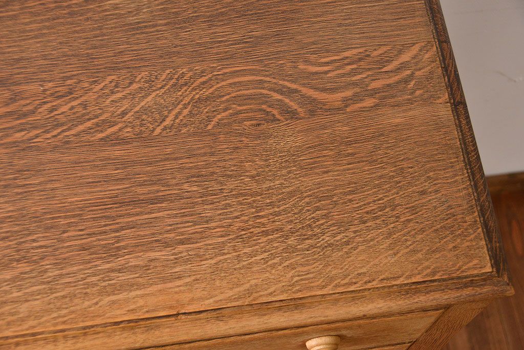 アンティーク家具　イギリスアンティーク　脚のデザインがおしゃれなオーク材のキャビネット