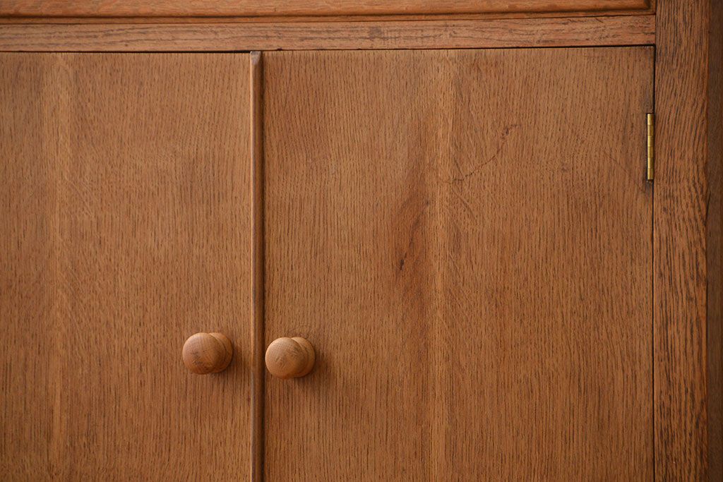 アンティーク家具　イギリスアンティーク　脚のデザインがおしゃれなオーク材のキャビネット