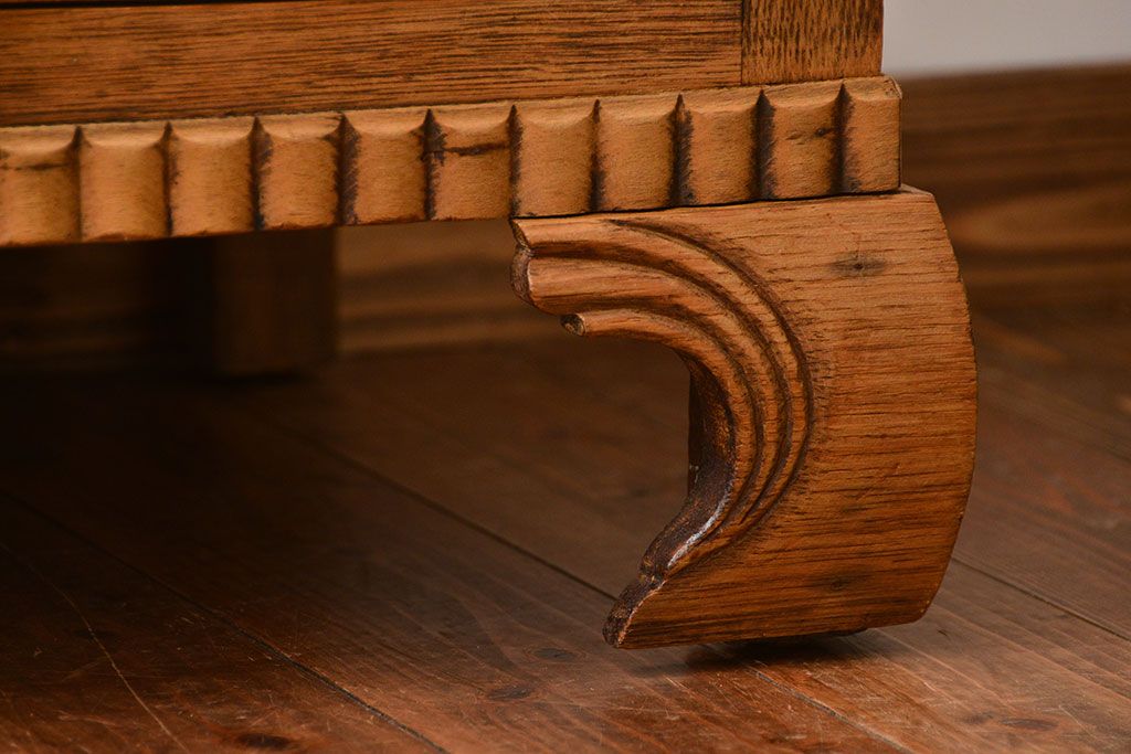 アンティーク家具　イギリスアンティーク　脚のデザインがおしゃれなオーク材のキャビネット
