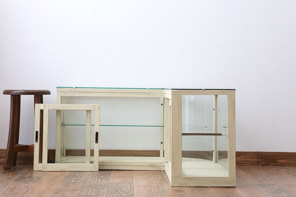 アンティーク家具　アンティークペイント　Rガラスのコーナーガラスケース