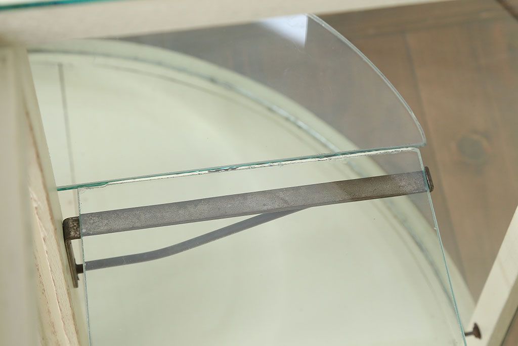 アンティーク家具　アンティークペイント　Rガラスのコーナーガラスケース