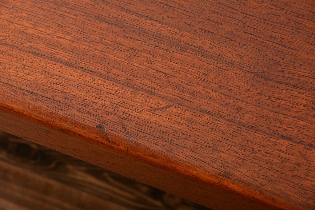 ヴィンテージ家具　北欧ビンテージ デンマーク製　Vejle Stole & Mobelfabrik社 古いチーク材のシンプルなセンターテーブル