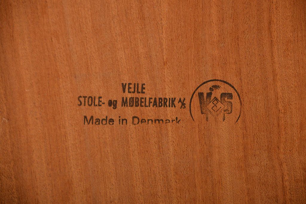 ヴィンテージ家具　北欧ビンテージ デンマーク製　Vejle Stole & Mobelfabrik社 古いチーク材のシンプルなセンターテーブル