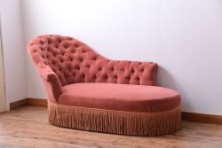 アンティーク家具　イギリスアンティーク　フリンジ付きカウチソファ