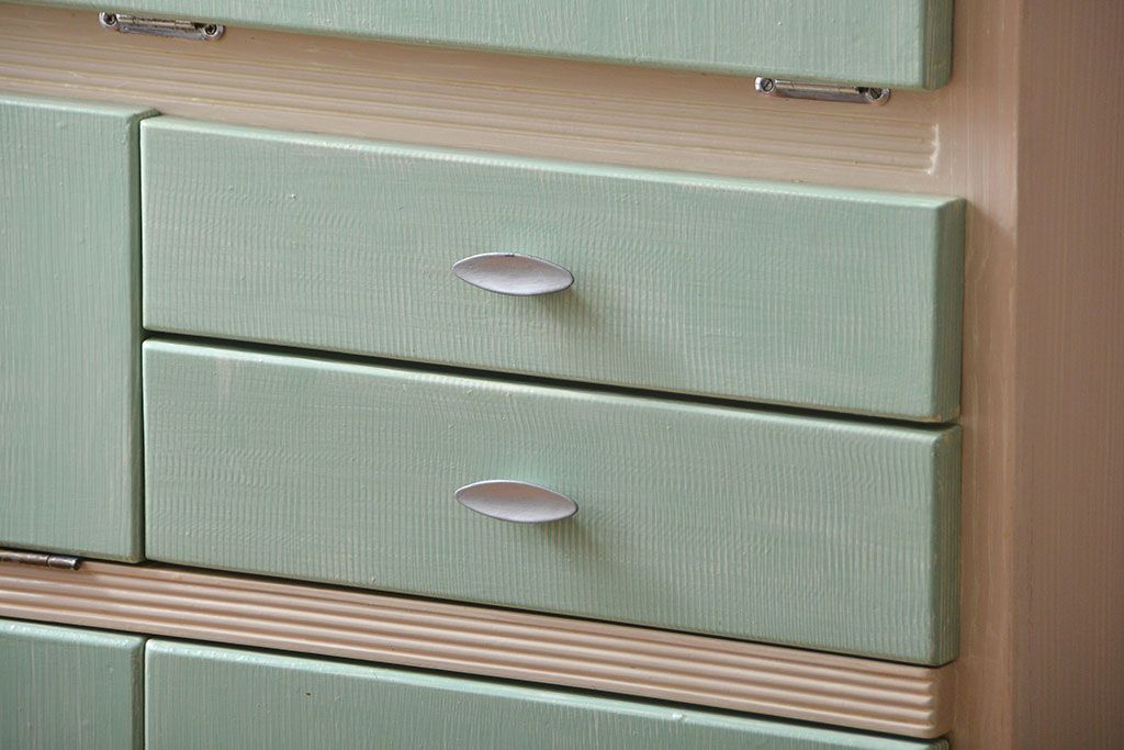 ヴィンテージ家具　イギリスビンテージ　メルヘンチックなかわいいキッチンキャビネット