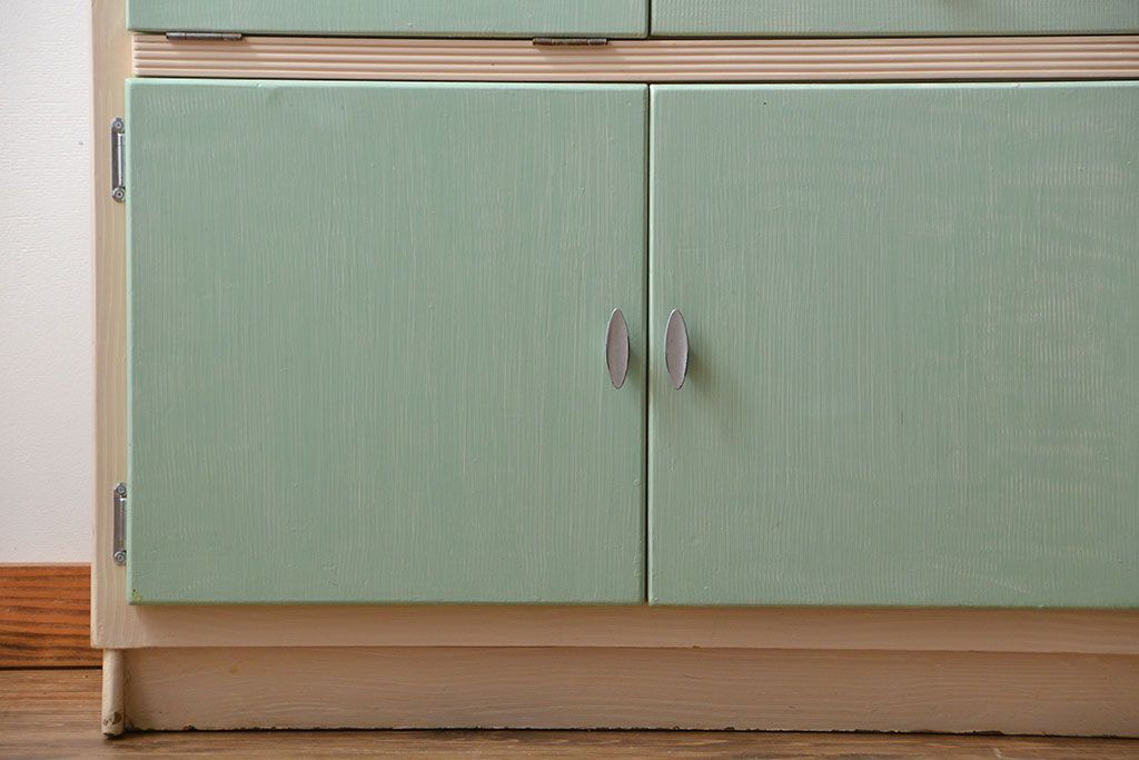 ヴィンテージ家具　イギリスビンテージ　メルヘンチックなかわいいキッチンキャビネット