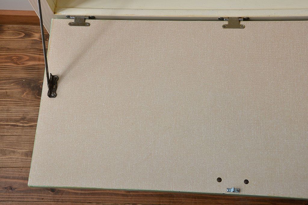 ヴィンテージ家具　イギリスビンテージ　メルヘンチックなかわいいキッチンキャビネット