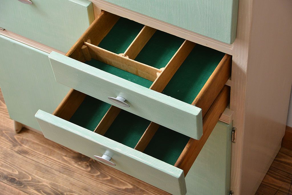 ヴィンテージ家具　イギリスビンテージ　メルヘンチックなかわいいキッチンキャビネット