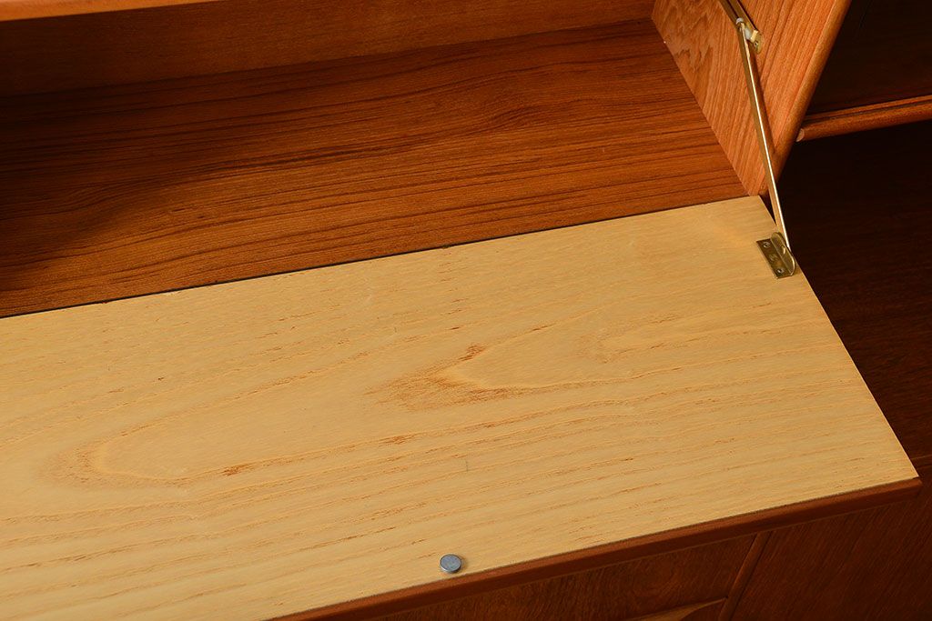 ヴィンテージ家具　北欧ビンテージ　シンプルでおしゃれなサイドボード