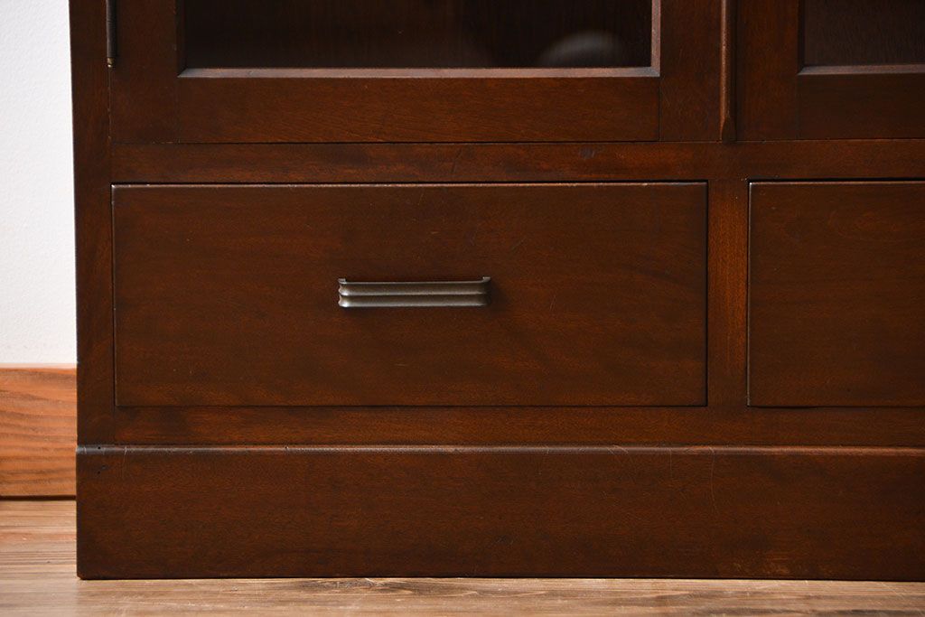 アンティーク家具　アンティーク　シンプルで小ぶりな古い木製の本箱