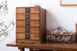 レトロ家具　昭和レトロ　ネームプレート付き!古い木製のアンティーク小引き出し