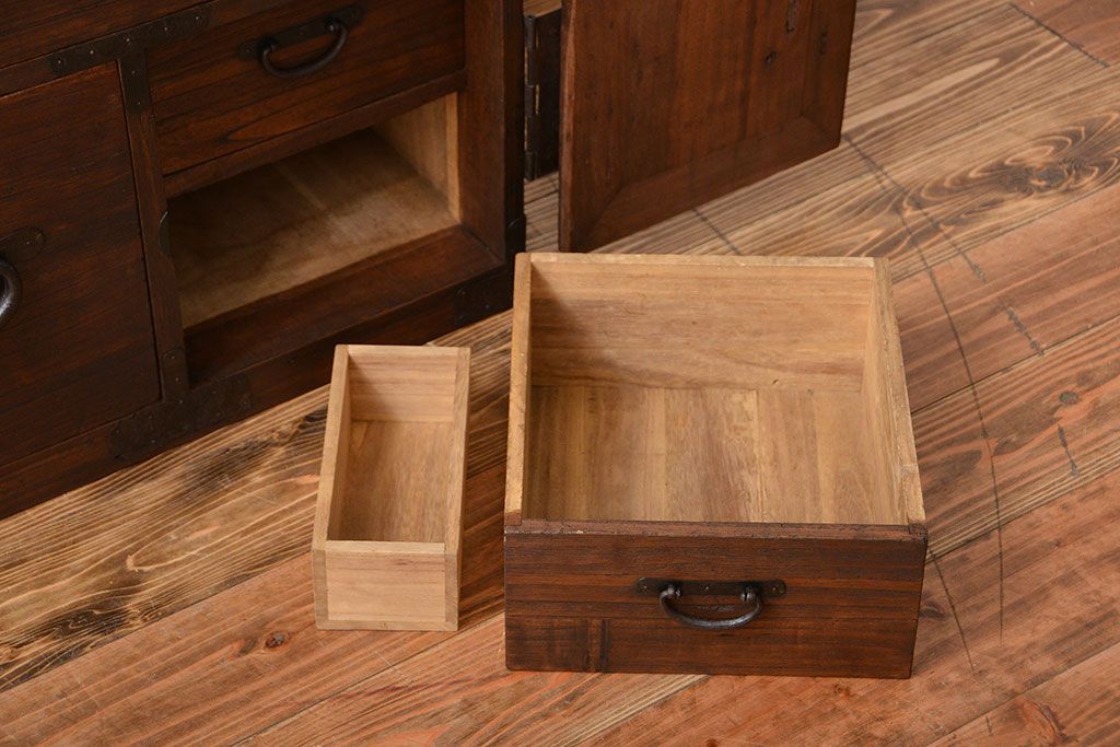 アンティーク家具　和製アンティーク　シンプルな丸金具の時代箪笥ローボード(1)