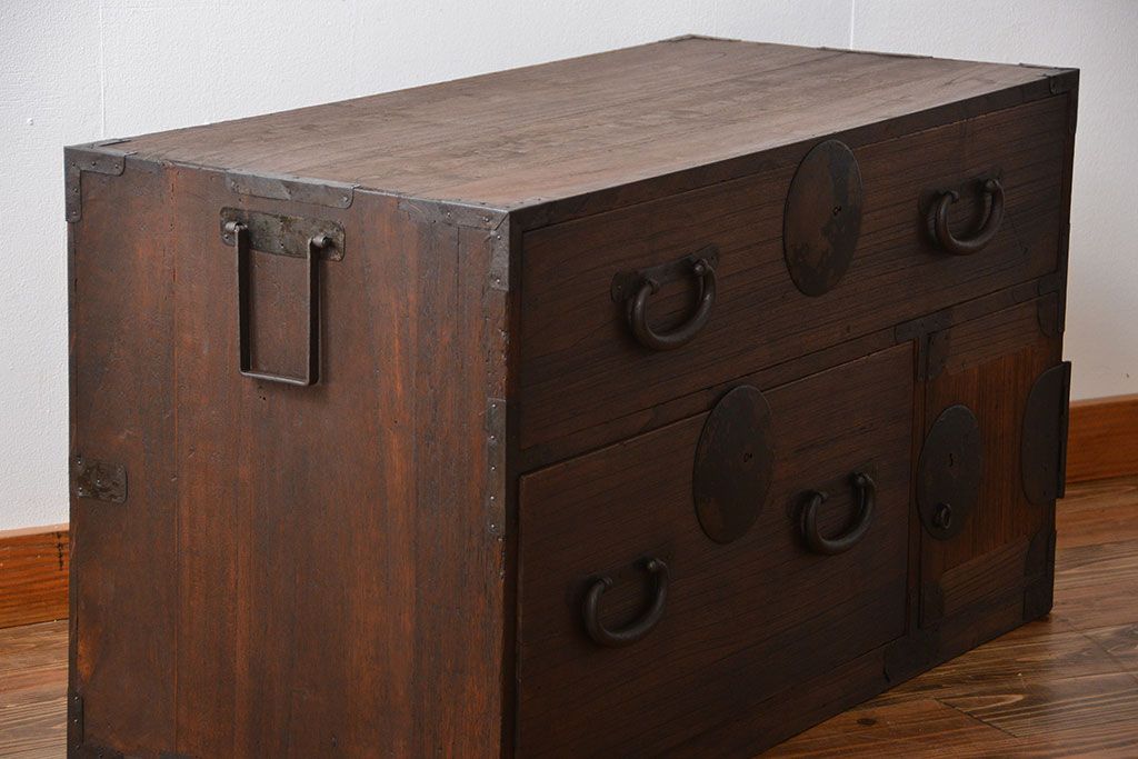 アンティーク家具　和製アンティーク　シンプルな丸金具の時代箪笥ローボード(1)