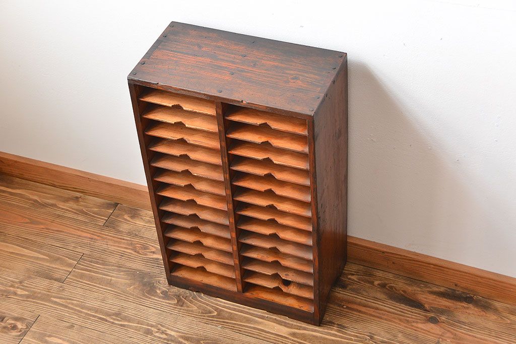 レトロ家具 昭和レトロ 古い木製の小ぶりなアンティーク縦型書類棚(カルテケース) | ラフジュ工房