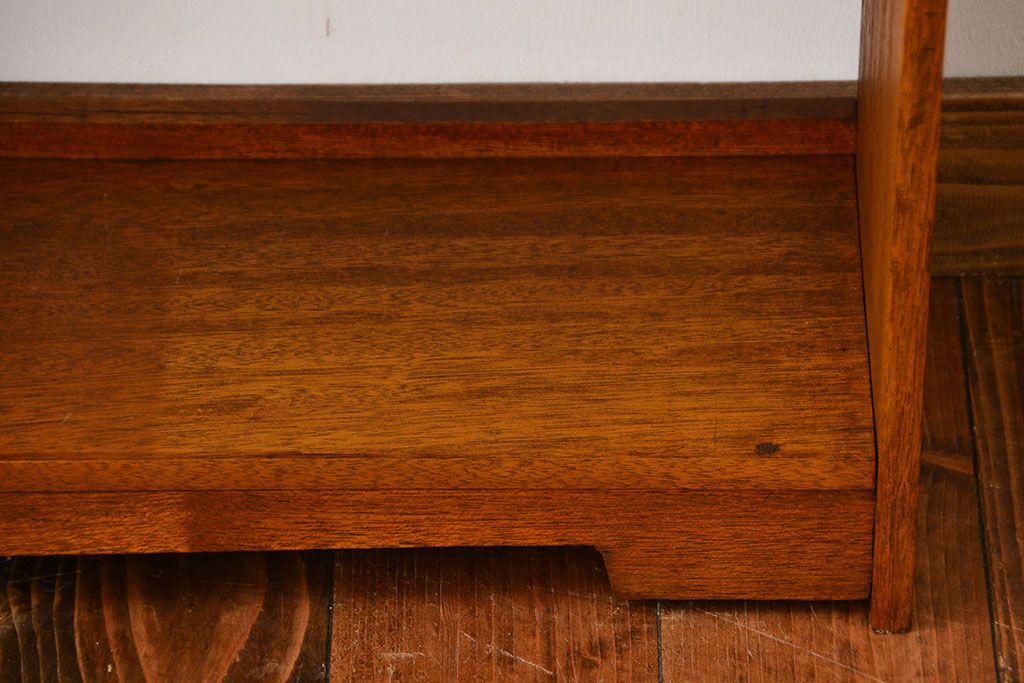 アンティーク家具　アンティーク　ナチュラルな木味のシンプルな本棚