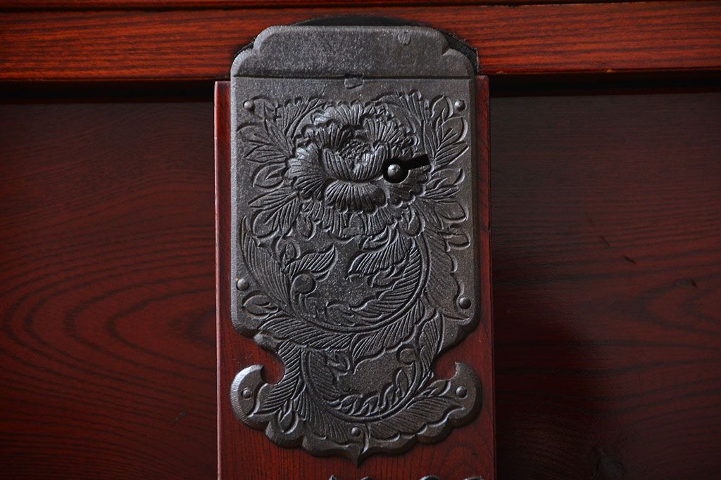 民芸家具　手打ち金具・生地蝋塗の美しい仙台箪笥(定価約200万円)