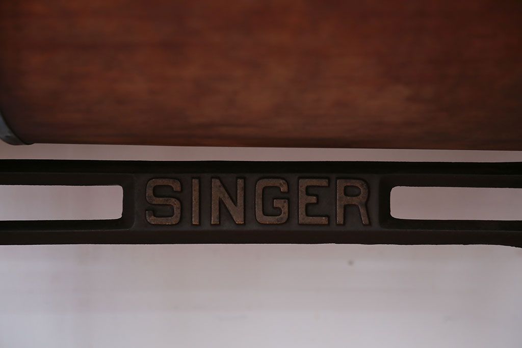 アンティーク雑貨　アンティーク　おしゃれなSINGER(シンガー)足踏みミシン(シンガーミシン)