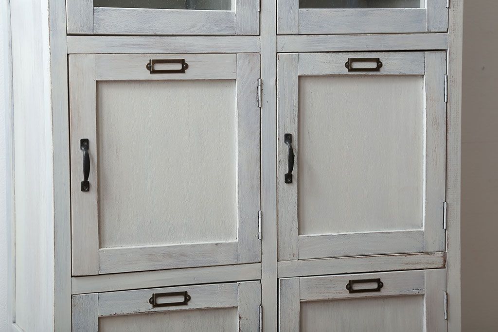 アンティーク家具　アンティークペイント　気泡ガラス入り!縦型マス目収納棚(ロッカー)
