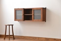 アンティーク家具　アンティーク　プレスガラス入り!古い木製のお洒落な壁掛けキャビネット