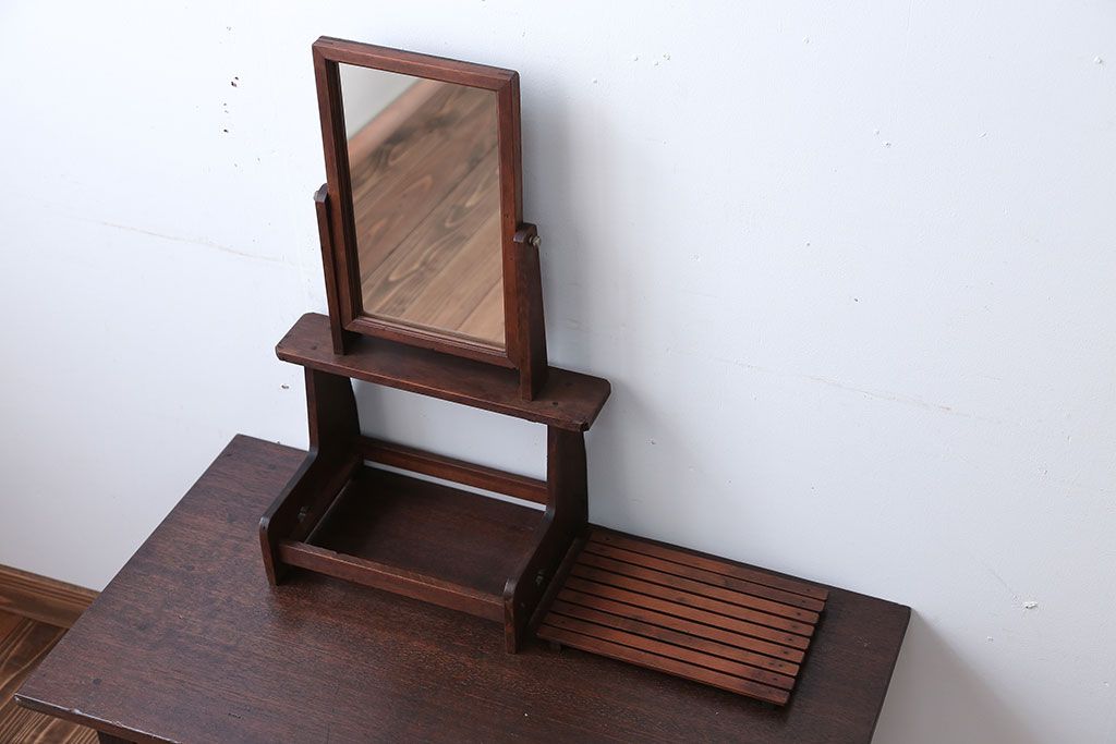アンティーク家具　アンティーク　古い木製の小さなかわいい鏡台