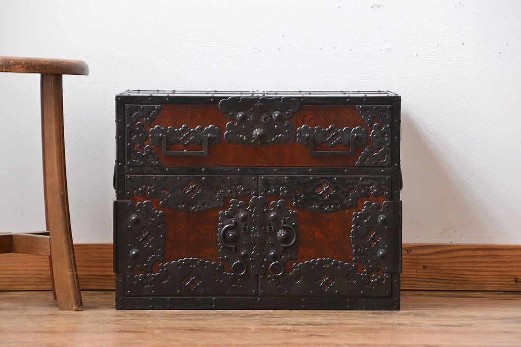 工芸品 手打ち金具 総欅材の佐渡船箪笥(定価139万円)(帳箱、舟箪笥)
